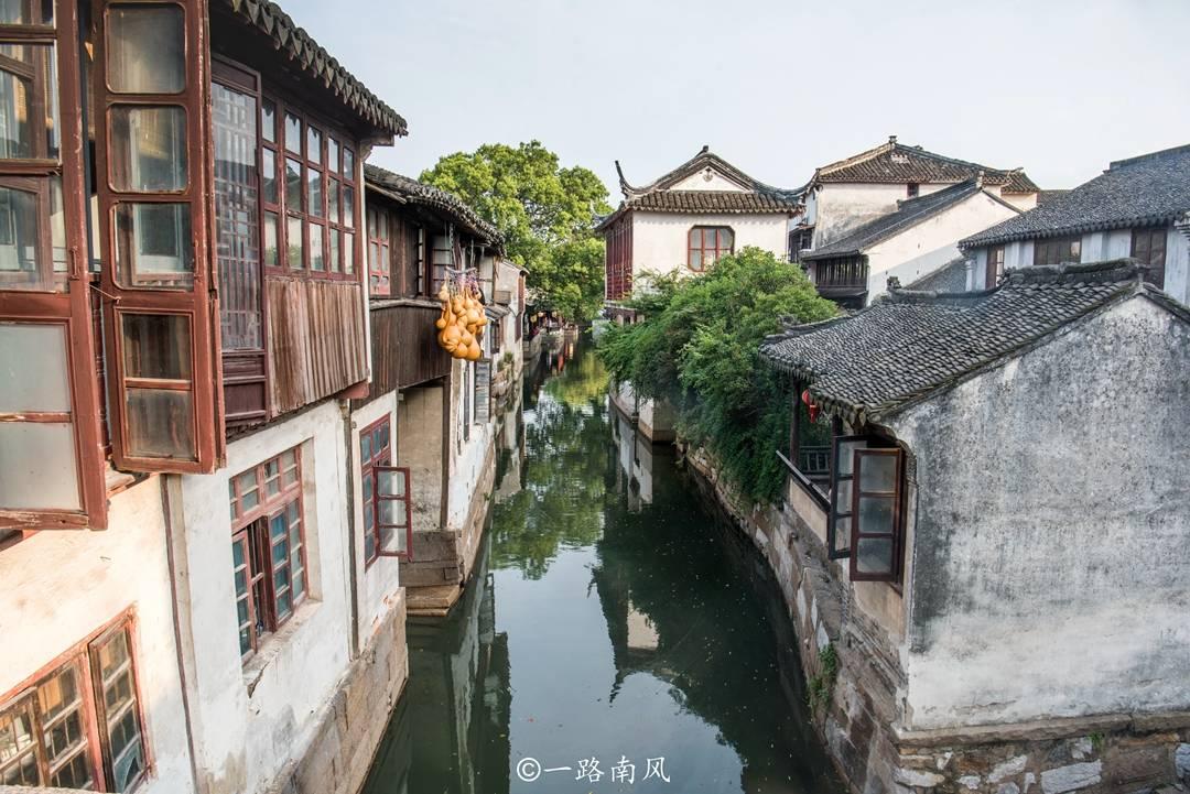 笑脸球的冒险之旅